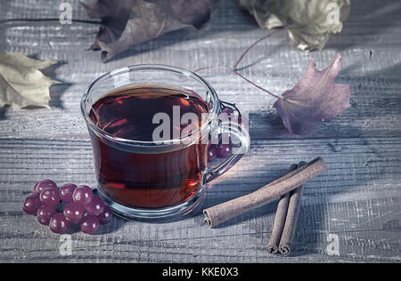 Tazza di tè con pallon di maggio e cannella Foto Stock