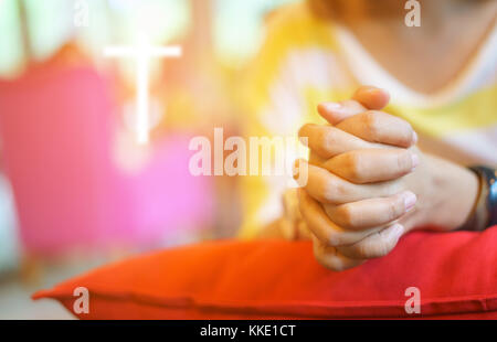 Donna orante della Sacra Bibbia nella mattina. adolescente mano con la Bibbia pregando,mani giunte in preghiera in una Sacra Bibbia nel concetto di chiesa per la fede, spiri Foto Stock