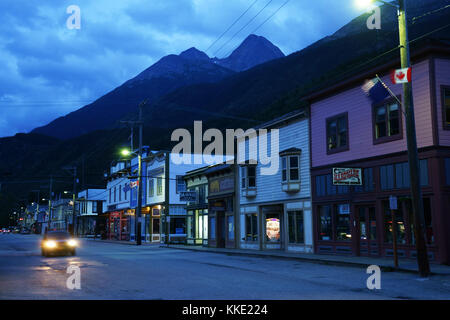 Klondike goldrush città Skagway al crepuscolo, Alaska Foto Stock