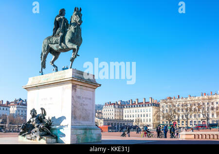 Lione, Francia - 8 dicembre 2016: Il monumento equestre di Re Luigi XIV in piazza Bellecour Foto Stock