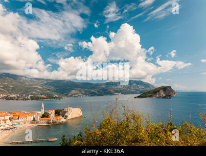 Vista aerea di Budva e il paesaggio circostante, Montenegro. Foto Stock