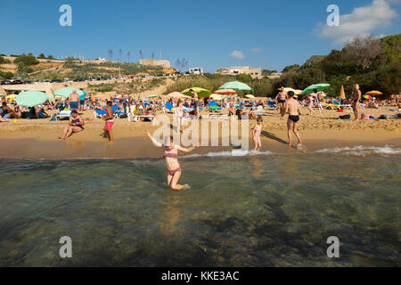 Il mare e la spiaggia di sabbia con turisti / lucertole da mare gente che si diverte nuotare e prendere il sole, al Golden Bay Beach, vicino a Mellieha. Malta. (91) Foto Stock