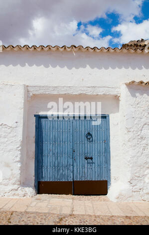 Blue gate. El Toboso, provincia di Toledo, Castilla La Mancha, in Spagna. Foto Stock