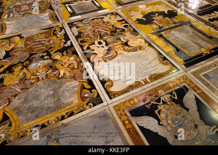 Pavimento della navata centrale comprendente di molti lapide intarsiato / lapidi / lastra di marmo / grave della / interno Co-Cattedrale di San Giovanni. La Valletta, Malta. (91) Foto Stock