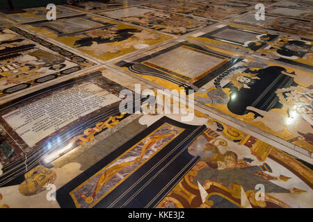 Pavimento della navata centrale comprendente di molti lapide intarsiato / lapidi / lastra di marmo / grave della / interno Co-Cattedrale di San Giovanni. La Valletta, Malta. (91) Foto Stock