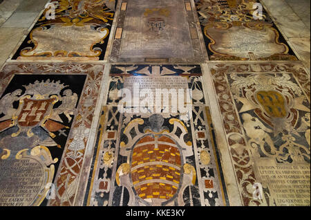 Pavimento della navata centrale comprendente di molti lapide intarsiato / lapidi / lastra di marmo / grave della / interno Co-Cattedrale di San Giovanni. La Valletta, Malta. (91) Foto Stock
