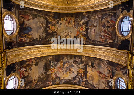 Barocco & altamente decorato soffitto a volta raffiguranti la vita di San Giovanni, dipinto da Mattia Preti, interni all'interno Co-Cattedrale di San Giovanni. La Valletta Malta Foto Stock