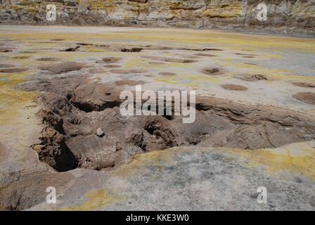 Le fumarole (fessure) sulla superficie di stefanos cratere del vulcano sull'isola greca di Nissiros. Foto Stock