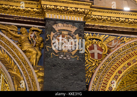 Pareti decorate entro la navata centrale / interni all'interno della Co-Cattedrale di San Giovanni. La Valletta, Malta. La croce bianca in rosso è bandiera dei Cavalieri Ospitalieri. Foto Stock