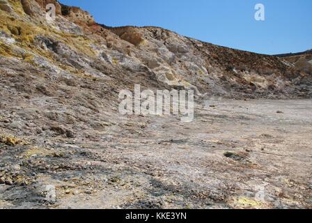 Superficie arida del stefanos cratere del vulcano sull'isola greca di Nissiros. Foto Stock