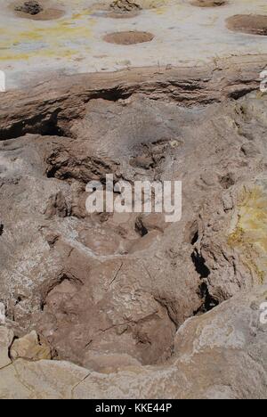 Le fumarole (fessure) sulla superficie di stefanos cratere del vulcano sull'isola greca di Nissiros. Foto Stock