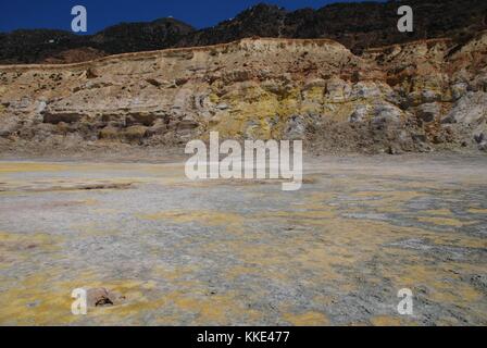 Superficie arida del stefanos cratere del vulcano sull'isola greca di Nissiros. Foto Stock