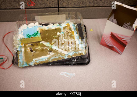 Torta gli avanzi sul vassoio con scatola di plastica monouso forche Foto Stock