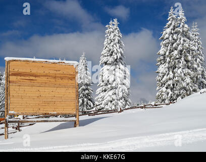 Grande vuoto Tabellone in legno in montagna in inverno il paesaggio, orientamento orizzontale Foto Stock