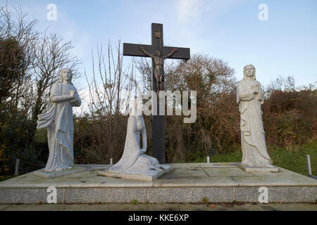 Crocifisso e brigid statua santuario st brigids santuario County Louth Repubblica di Irlanda Foto Stock