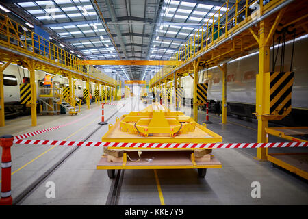 Classe Alstom 390 Pendolino magazzino ferroviario essendo ristrutturato all'inizio dell'arte Alstom Widnes riverniciatura di impianto, Foto Stock