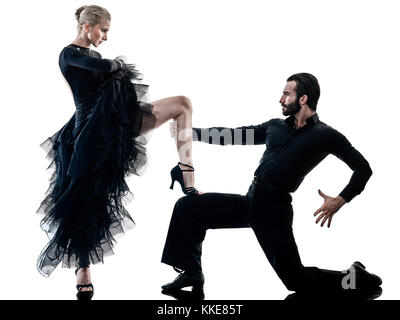 Un uomo caucasico e donna giovane sala da ballo tango ballerini di salsa dancing in studio silhouette isolati su sfondo bianco Foto Stock