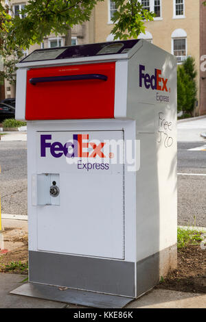 FedEx Express posta sul ciglio della strada cassetta di raccolta su un angolo di strada in Embassy Row, Washington DC, Stati Uniti. Foto Stock