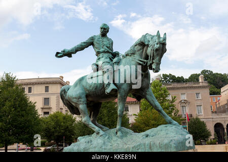 Statua equestre in bronzo di maggior generale Philip Henry Sheridan nel centro del cerchio di Sheridan Park, Embassy Row, Washington DC, Stati Uniti. Foto Stock