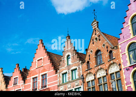 La colorata Vecchia case di mattoni in piazza del mercato nel Patrimonio Mondiale UNESCO Città vecchia di Bruges, Belgio Foto Stock