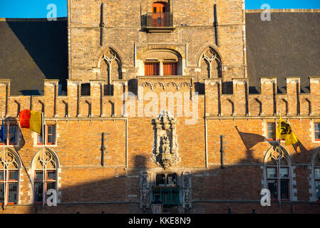 Dettaglio del Belfort van Brugge - Bruges Belfry in Grote Markt nel centro della città di Bruges, Belgio. Pietra medievali crockets e linea finials th Foto Stock