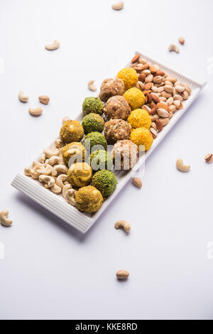 Date le sfere di fiocchi d'avena / no cuocere i morsi di energia / zafferano, pistacchio, gomma, anacardi e altra frutta secca laddu compresi dink o dinkache ladoo o gomma commestibili Foto Stock