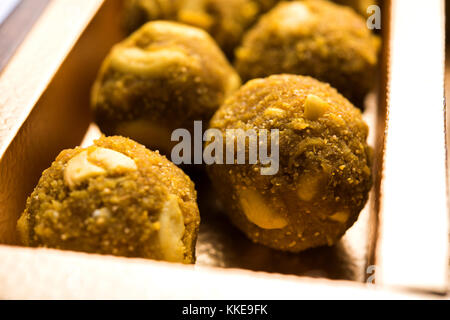 Date le sfere di fiocchi d'avena / no cuocere i morsi di energia / zafferano, pistacchio, gomma, anacardi e altra frutta secca laddu compresi dink o dinkache ladoo o gomma commestibili Foto Stock