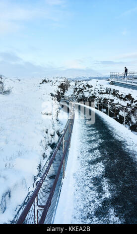 Nord America e Eurasian placche tettoniche esposta da terra in Pingvellir parco nazionale in Islanda. Foto Stock