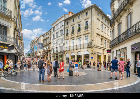 Francia, dipartimento dell'Hérault, Montpellier, vivace atmosfera urbana di Rue de la Loge nel centro storico della città, di un importante patrimonio storico e c Foto Stock