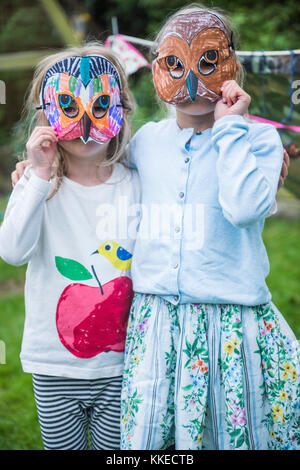 Big wild sleepout caso pix . immagini di giovani ragazzi/ i bambini e i genitori nel loro giardino sul retro da circa la metà del pomeriggio fino a tarda sera-tempo, godendo di attività, come ad esempio fare un den, guardando i bug, mettendo fuori il cibo per cani per il riccio, di tostatura marshmallows intorno a un falò, falena trappola, cercando per animali notturni. Foto Stock