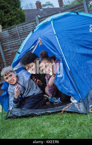 Big wild sleepout caso pix . immagini di giovani ragazzi/ i bambini e i genitori nel loro giardino sul retro da circa la metà del pomeriggio fino a tarda sera-tempo, godendo di attività, come ad esempio fare un den, guardando i bug, mettendo fuori il cibo per cani per il riccio, di tostatura marshmallows intorno a un falò, falena trappola, cercando per animali notturni. Foto Stock