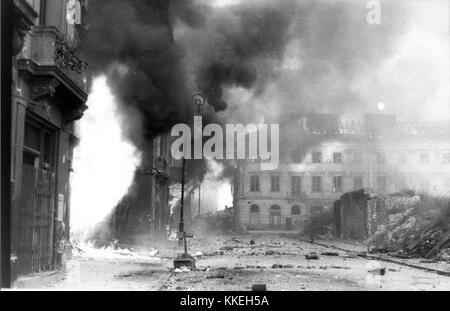 Fotografia di edifici in fiamme durante la rivolta di Varsavia, un evento importante nella seconda guerra mondiale, che raffigura la distruzione della città durante la resistenza del 1944. Foto Stock