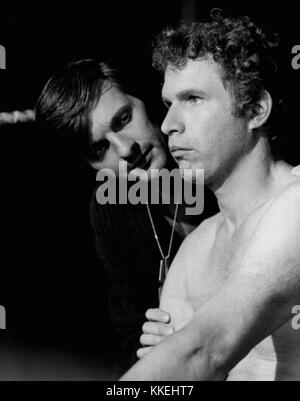 Alan Alda e Wayne Rogers hanno recitato nella popolare serie televisiva MASH nel 1972, interpretando personaggi in un ospedale chirurgico dell'esercito mobile durante la guerra di Corea. Lo spettacolo mescolava umorismo con seri temi della guerra e della medicina. Foto Stock