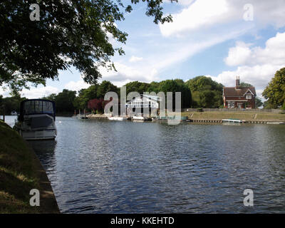 Vista sul fiume verso weybridge mariners motor boat club in Shepperton dalla banca del fiume Tamigi a Weybridge, Surrey, England, Regno Unito Foto Stock