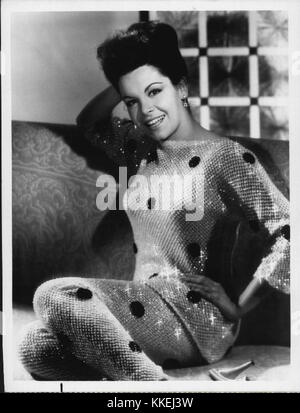 Annette Funicello, l'iconica attrice e cantante americana, è mostrata in un abito scintillante con paillettes, che riflette la sua popolarità come idolo adolescente negli anni '1950 e '1960 Foto Stock