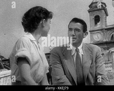 Audrey Hepburn e Gregory Peck sono protagonisti del celebre film del 1953 *Vacanze Romane*. Il trailer mette in evidenza la chimica tra i due attori mentre navigano tra romanticismo e avventura a Roma. Foto Stock