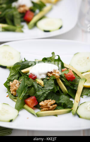 Insalata di spinaci con lox e avocado. Foto Stock