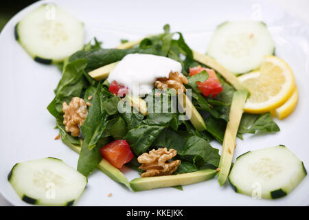 Insalata di spinaci con lox e avocado. Foto Stock