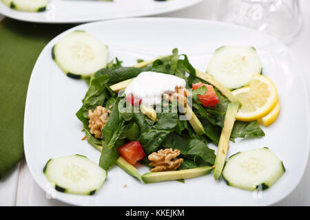 Insalata di spinaci con lox e avocado. Foto Stock