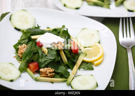 Insalata di spinaci con lox e avocado. Foto Stock