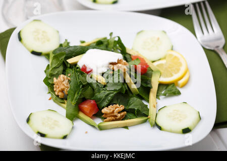 Insalata di spinaci con lox e avocado. Foto Stock