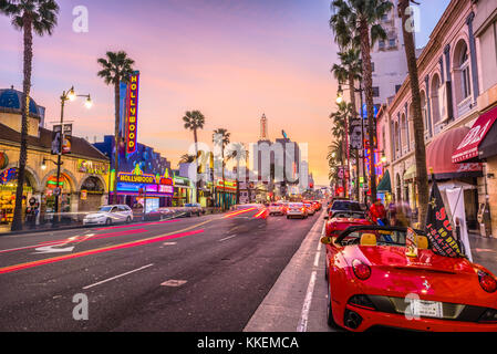 LOS ANGELES, CALIFORNIA - 1 Marzo 2016: il traffico su Hollywood Boulevard al crepuscolo. Il quartiere del teatro è una famosa attrazione turistica. Foto Stock