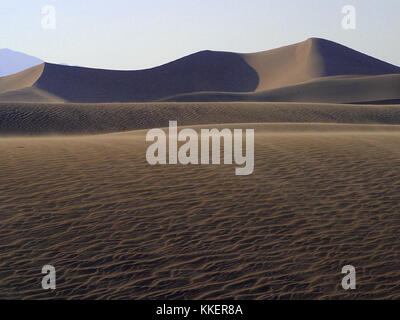 Il titolo si riferisce a una scena del deserto scattata in una fotografia il 14 giugno 2003. Questa immagine probabilmente raffigura un paesaggio arido e arido tipico delle regioni desertiche, che mostra le condizioni ambientali aspre e aride. Foto Stock