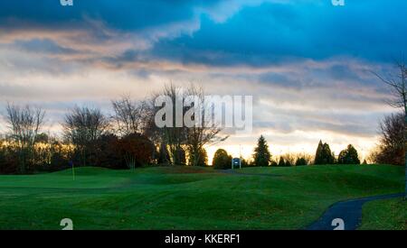 Tramonto su un verde campo da golf in Francia Foto Stock