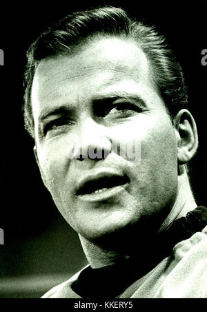 Questa foto del 1966 mostra William Shatner nel ruolo del capitano Kirk, che cattura un momento prima della premiere dell'iconica serie Star Trek. La foto rappresenta un importante traguardo culturale nella storia della televisione. Foto Stock