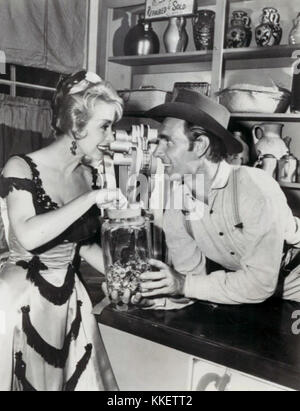 Dennis Weaver ha interpretato Chester Goode, il fedele vice del maresciallo Matt Dillon, nella serie televisiva "Gunsmoke" dal 1955 al 1964. Foto Stock