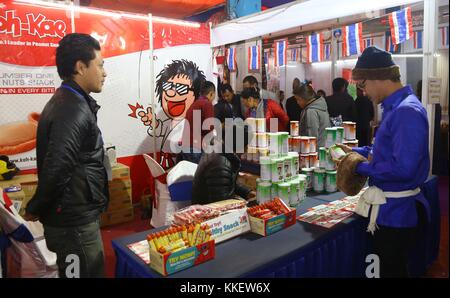 Kathmandu, Nepal. 30 novembre 2017. Le persone visitano le bancarelle al Nepal Chamber Expo 2017 a Kathmandu, Nepal, 30 novembre 2017. Il Nepal Chamber Expo 2017 ha preso il via nella capitale del Nepal giovedì. Crediti: Sunil Sharma/Xinhua/Alamy Live News Foto Stock