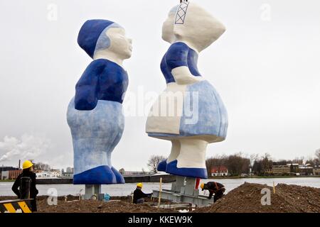 (171201) -- AMSTERDAM, 1 dicembre 2017 (Xinhua) -- i lavoratori hanno allestito un paio di sculture giganti con una coppia di baci nel porto di Amsterdam, nei Paesi Bassi. (Xinhua/Sylvia Lederer) (zf) Foto Stock