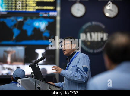 (171201) -- PECHINO, 1 dicembre 2017 (Xinhua) -- Chang Jin, scienziato capo del Dark Matter Particle Explorer (DAMPE), introduce il satellite presso il National Space Science Center della Chinese Academy of Sciences (CAS) a Pechino, capitale della Cina, 24 dicembre 2015. Il satellite cinese per il rilevamento della materia oscura, "Wukong" (Monkey King), ha dimostrato di essere la sonda spaziale più potente per i raggi cosmici ad alta energia. Ha la massima risoluzione energetica e capacità di identificazione delle particelle, perfetta per la ricerca di tracce di annientamento o decadimento delle particelle di materia oscura, dicono gli scienziati. L'inizializzazione Foto Stock