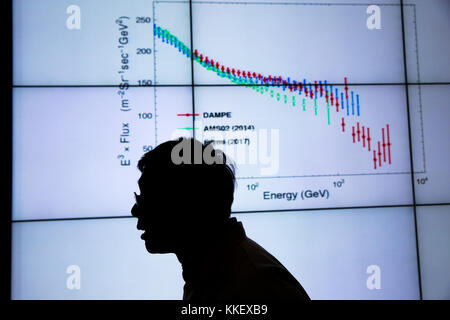 (171201) -- PECHINO, 1 dicembre 2017 (Xinhua) -- Chang Jin, scienziato capo del Dark Matter Particle Explorer (DAMPE), è visto di fronte ai risultati dello spettro del satellite DAMPE cinese, "Wukong", presso l'Osservatorio della montagna viola sotto la Chinese Academy of Sciences (CAS) a Nanchino, capitale della Cina, 2 novembre 2017. "Wukong" ha dimostrato di essere la sonda spaziale più potente per raggi cosmici ad alta energia. Ha la massima risoluzione energetica e capacità di identificazione delle particelle, perfetta per la ricerca di tracce di annientamento o decadimento delle particelle di materia oscura, dicono gli scienziati. L'initia Foto Stock